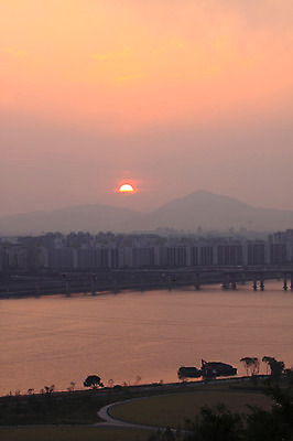 포토 JPG 자연현상 자연 아파트 서울 한국 풍경 빌딩 사람없음 야외 건물 강 도시풍경 태양 일출 노을 일몰 도시 도심 강가 한강 고수부지 가교 국내포토 자연요소 건축물 아시아 주택 생태계 랜드마크 파일형식