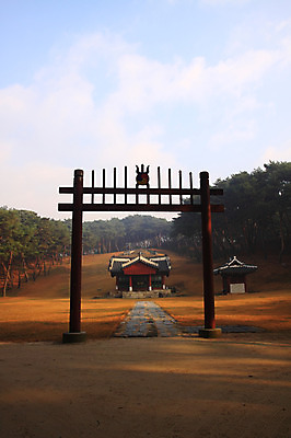 포토 JPG 주간 나무 식물 한국문화 한국전통 전통 건축물 건축 아시아 전통문화 문화 고건축 유적 한국건축 유적지 자연 한국 풍경 사람없음 야외 조형물 문 동양건축 문화재 무덤 묘 조선시대 남양주 비각 사능 사릉 왕릉 정자각 퇴계원 홍살문 국내포토 자연요소 동양문화 나라 미술 역사 생태계 전통문 경기도 파일형식 동양