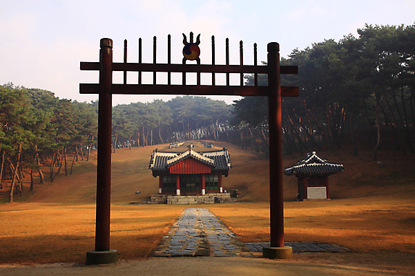 포토 JPG 주간 나무 식물 한국문화 한국전통 전통 건축물 건축 아시아 전통문화 문화 고건축 유적 한국건축 유적지 자연 한국 풍경 사람없음 야외 조형물 문 동양건축 문화재 무덤 묘 조선시대 남양주 비각 사능 사릉 왕릉 정자각 퇴계원 홍살문 국내포토 자연요소 동양문화 나라 미술 역사 생태계 전통문 경기도 파일형식 동양