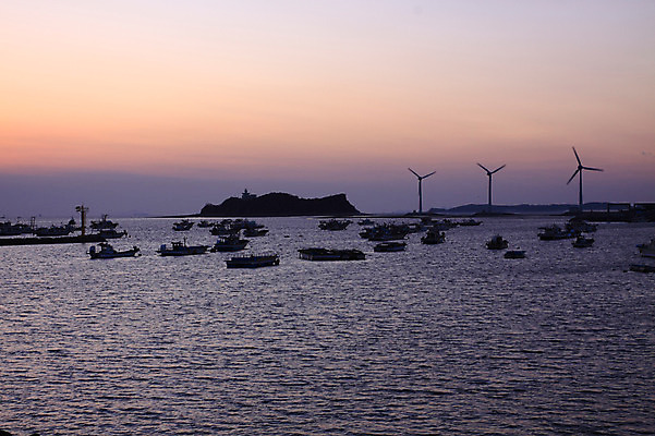 포토 JPG 주간 교통수단 바다 섬 수상교통 자연현상 자연 한국 어업 풍경 사람없음 야외 노을 일몰 발전기 발전소 에너지 어선 풍력에너지 풍력발전소 여러척 선박 국내포토 자연요소 산업 아시아 다수 교통 배_교통 그린에너지 생태계 파일형식