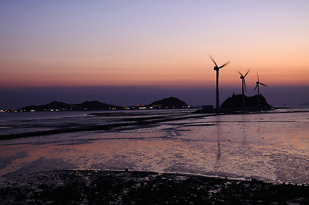 포토 JPG 바다 섬 자연현상 자연 하늘 한국 풍경 해변 사람없음 야외 일출 노을 어둠 일몰 발전기 발전소 에너지 풍력에너지 야간 저녁 풍력발전소 갯벌 국내포토 자연요소 아시아 그린에너지 생태계 파일형식