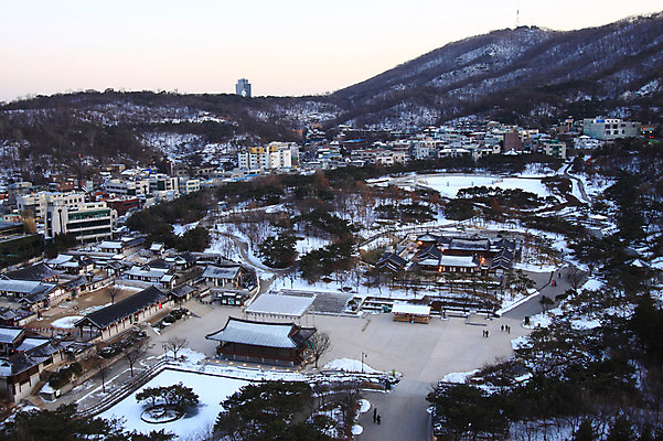 포토 JPG 주간 전통 건축물 계절 고건축 겨울 자연 산 한옥 서울 풍경 빌딩 야외 건물 하이앵글 도시풍경 눈 도시 도심 남산한옥마을 한옥마을 남산 민속마을 국내포토 자연요소 한국전통 건축 뷰포인트 날씨 한국 마을 생태계 랜드마크 파일형식