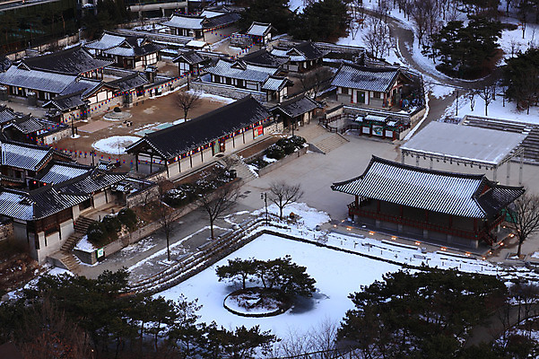 포토 JPG 주간 한국문화 한국전통 전통 건축물 계절 건축 전통문화 고건축 겨울 한국건축 자연 지붕 조명 한옥 주택 서울 한국 풍경 사람없음 야외 하이앵글 동양건축 눈 청사초롱 남산한옥마을 한옥마을 국내포토 자연요소 동양문화 아시아 문화 뷰포인트 날씨 건물 마을 생태계 초롱 파일형식 동양