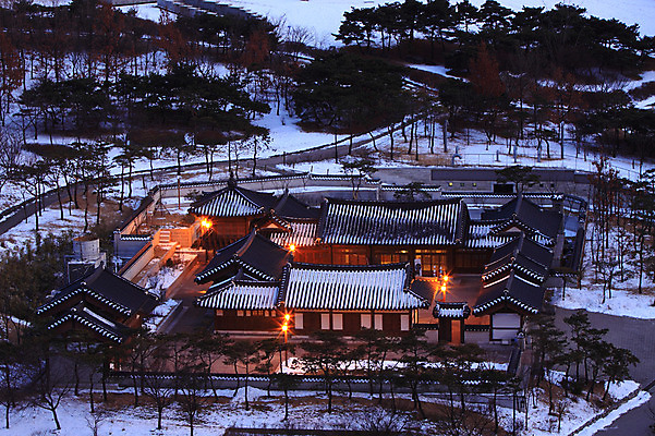 포토 JPG 주간 나무 식물 한국문화 한국전통 전통 건축물 계절 건축 전통문화 고건축 겨울 한국건축 자연 지붕 조명 한옥 주택 서울 한국 풍경 사람없음 야외 빛 하이앵글 동양건축 눈 남산한옥마을 한옥마을 국내포토 자연요소 동양문화 아시아 문화 뷰포인트 날씨 건물 마을 생태계 파일형식 동양