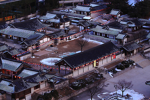 포토 JPG 주간 한국문화 한국전통 전통 건축물 계절 건축 전통문화 고건축 겨울 한국건축 자연 지붕 조명 한옥 주택 서울 한국 풍경 야외 하이앵글 동양건축 눈 청사초롱 남산한옥마을 한옥마을 국내포토 자연요소 동양문화 아시아 문화 뷰포인트 날씨 건물 마을 생태계 초롱 파일형식 동양