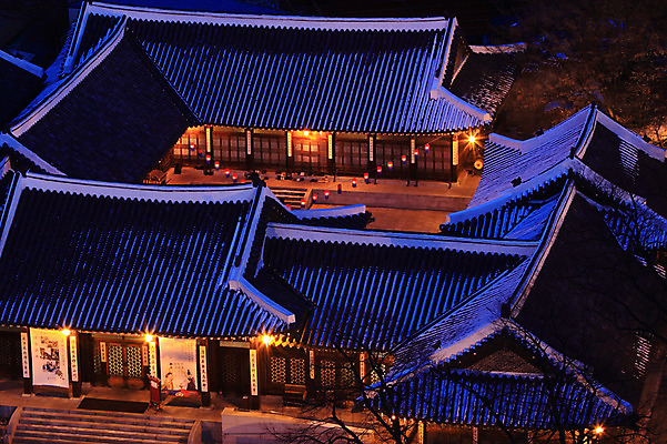 포토 JPG 한국문화 한국전통 전통 건축물 계절 건축 전통문화 고건축 겨울 야경 한국건축 자연 지붕 조명 한옥 주택 서울 한국 사람없음 야외 빛 하이앵글 동양건축 어둠 눈 저녁 남산한옥마을 한옥마을 국내포토 자연요소 동양문화 아시아 문화 뷰포인트 날씨 건물 마을 야간 생태계 파일형식 동양 풍경_경치