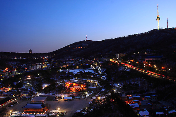 포토 JPG 전통 건축물 계절 고건축 겨울 야경 자연 조명 산 한옥 서울 사람없음 야외 건물 빛 하이앵글 도시풍경 어둠 눈 도시 저녁 남산한옥마을 한옥마을 남산 남산타워 민속마을 국내포토 자연요소 한국전통 건축 뷰포인트 날씨 한국 풍경 마을 야간 생태계 랜드마크 파일형식 풍경_경치