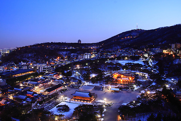 포토 JPG 전통 건축물 계절 고건축 겨울 야경 자연 조명 산 한옥 서울 사람없음 야외 건물 빛 하이앵글 도시풍경 어둠 눈 도시 저녁 남산한옥마을 한옥마을 남산 민속마을 국내포토 자연요소 한국전통 건축 뷰포인트 날씨 한국 풍경 마을 야간 생태계 랜드마크 파일형식 풍경_경치