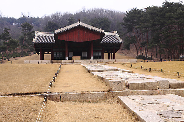 포토 JPG 주간 나무 식물 한국문화 한국전통 전통 건축물 아시아 전통문화 문화 고건축 유적 한국건축 유적지 자연 한국 풍경 사람없음 야외 울타리 조형물 동양건축 문화재 무덤 묘 조선시대 정자 서오릉 왕릉 정자각 국내포토 자연요소 동양문화 건축 나라 미술 담장 역사 생태계 파일형식 고양 동양