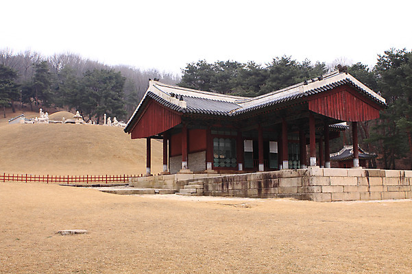 포토 JPG 주간 나무 식물 한국문화 한국전통 전통 건축물 아시아 전통문화 문화 고건축 유적 한국건축 유적지 자연 한국 풍경 사람없음 야외 울타리 조형물 동양건축 문화재 무덤 묘 조선시대 정자 비각 서오릉 왕릉 정자각 국내포토 자연요소 동양문화 건축 나라 미술 담장 역사 생태계 파일형식 고양 동양