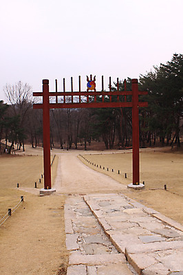 포토 JPG 주간 나무 식물 한국문화 한국전통 전통 문양 건축물 아시아 전통문화 문화 길 고건축 무늬 유적 유적지 자연 한국 풍경 사람없음 야외 조형물 문 동양건축 원근감 문화재 무덤 묘 조선시대 태극 목조 나무문 서오릉 왕릉 홍살문 국내포토 자연요소 동양문화 건축 나라 뷰포인트 미술 목재 역사 생태계 전통문 파일형식 고양 동양