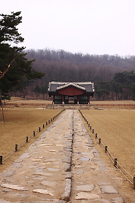 포토 JPG 주간 나무 식물 한국문화 한국전통 전통 건축물 아시아 전통문화 문화 길 고건축 유적 유적지 자연 한국 풍경 사람없음 야외 울타리 조형물 동양건축 원근감 문화재 무덤 묘 조선시대 정자 서오릉 왕릉 정자각 국내포토 자연요소 동양문화 건축 나라 뷰포인트 미술 담장 역사 생태계 파일형식 고양 동양
