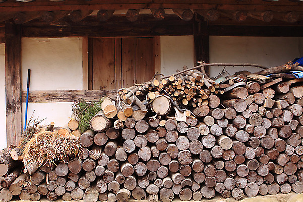 포토 JPG 주간 나무 건축물 건축 고건축 한국건축 자연 한옥 주택 풍경 사람없음 야외 건물 목재 쌓기 문 동양건축 시골 장작 시골집 통나무 건축자재 처마 자재 국내포토 자연요소 식물 한국전통 재료 모션 생태계 파일형식 동양