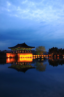 포토 JPG 나무 식물 한국문화 한국전통 전통 건축물 건축 아시아 전통문화 문화 호수 고건축 야경 유적 한국건축 유적지 자연 조명 한국 물그림자 사람없음 야외 관광지 빛 동양건축 어둠 문화재 경주 연못 신라 저녁 경상북도 경상도 정자 안압지 국내포토 동양문화 나라 여행 그림자 경주_경상북도 한국사 야간 생태계 파일형식 동양 풍경_경치