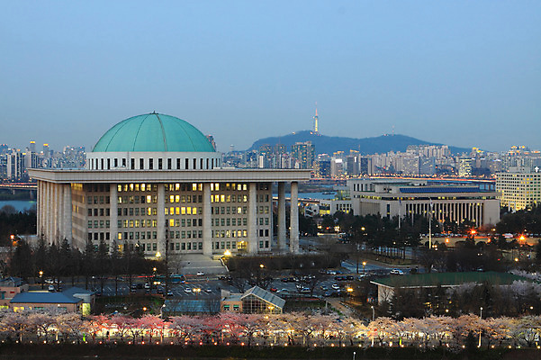포토 JPG 주간 건축물 현대건축 건축 아시아 조명 서울 한국 풍경 사람없음 야외 건물 빛 도시풍경 도시 도심 국회의사당 남산타워 공공기관 여의도 국내포토 자연요소 나라 남산 파일형식