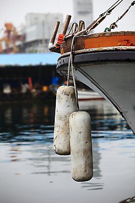 포토 JPG 주간 교통수단 바다 수상교통 한국 어업 풍경 해변 사람없음 야외 아웃포커스 항구 어선 정박 어촌 뱃머리 부표 선박 국내포토 자연요소 산업 아시아 교통 배_교통 교통시설 촬영기법 시골 파일형식