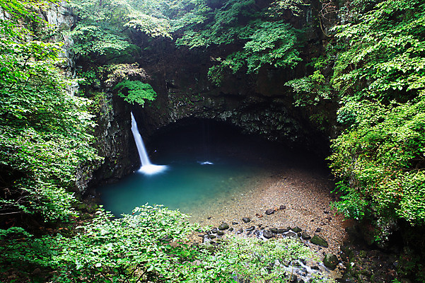 포토 JPG 주간 나무 식물 자연 산 한국 풍경 사람없음 야외 물 하이앵글 골짜기 계곡 폭포 흐름 돌_바위 바위 급류 동굴 숲속 숲 산속 국내포토 자연요소 아시아 뷰포인트 컨셉 생태계 파일형식
