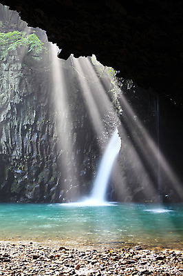 포토 JPG 주간 자연 한국 물줄기 풍경 사람없음 야외 물 빛 햇빛 계곡 폭포 흐름 돌_바위 바위 급류 동굴 국내포토 자연요소 아시아 컨셉 태양 생태계 파일형식