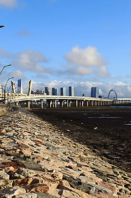 포토 JPG 주간 구름 시설물 건축물 현대건축 건축 아시아 바다 가로등 교통시설 자연 하늘 한국 풍경 빌딩 사람없음 야외 건물 도시풍경 다리 도시 댐 인천 인천대교 가교 국내포토 자연요소 공공시설 나라 교통 시설 생태계 파일형식