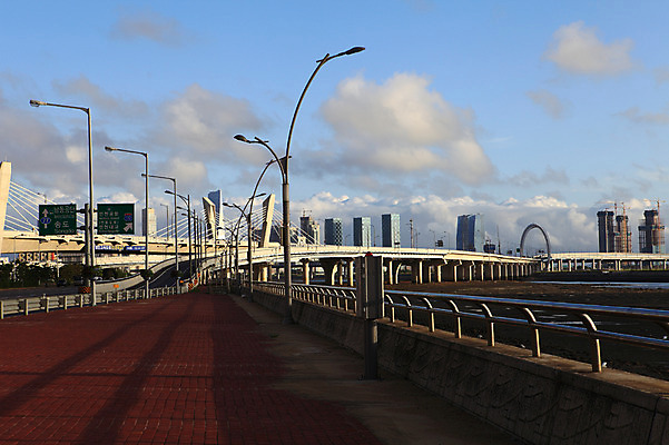 포토 JPG 주간 구름 시설물 건축물 현대건축 건축 아시아 도로 길 바다 가로등 교통시설 자연 하늘 한국 풍경 빌딩 사람없음 야외 건물 도시풍경 원근감 차도 다리 도시 표지판 인천 인천대교 가교 국내포토 자연요소 공공시설 나라 뷰포인트 교통 알림판 시설 생태계 파일형식