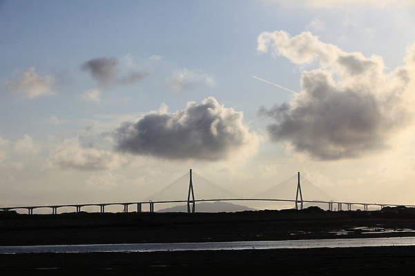 포토 JPG 주간 구름 시설물 건축물 현대건축 건축 아시아 바다 자연 하늘 한국 풍경 사람없음 야외 다리 인천 인천대교 가교 국내포토 자연요소 나라 생태계 파일형식