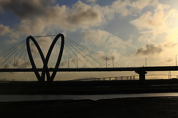 포토 JPG 주간 구름 시설물 건축물 현대건축 건축 실루엣 아시아 바다 자연 하늘 한국 풍경 사람없음 야외 어둠 다리 인천 인천대교 가교 국내포토 자연요소 나라 촬영기법 생태계 파일형식