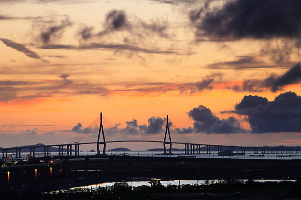 포토 JPG 구름 시설물 건축물 현대건축 건축 아시아 바다 야경 자연현상 자연 하늘 한국 사람없음 야외 하이앵글 도시풍경 일출 노을 일몰 도시 저녁 인천 인천대교 가교 국내포토 자연요소 나라 뷰포인트 풍경 다리_건축물 야간 생태계 파일형식 풍경_경치