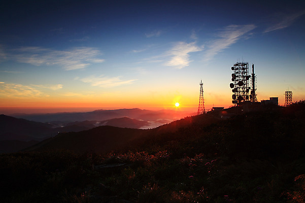 포토 JPG 구름 실루엣 자연현상 자연 하늘 산 한국 풍경 사람없음 야외 햇빛 태양 일출 노을 어둠 일몰 정상 산등성이 철탑 송전탑 운해 운무 국내포토 자연요소 아시아 촬영기법 탑 생태계 파일형식 구름_자연