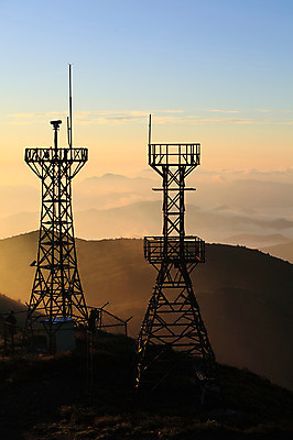 포토 JPG 주간 구름 실루엣 자연현상 자연 산 한국 풍경 야외 일출 노을 일몰 안개 정상 산등성이 철탑 송전탑 운해 운무 국내포토 자연요소 아시아 날씨 촬영기법 탑 생태계 파일형식 구름_자연