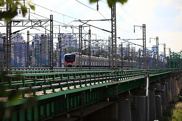 포토 JPG 주간 시설물 건축물 교통수단 교통 교통시설 자동차 대중교통 한국 풍경 빌딩 사람없음 야외 건물 강 도시풍경 기찻길 원근감 도시 전철 가교 철도의날 국내포토 자연요소 건축 아시아 육상교통 뷰포인트 시설 파일형식 법정기념일