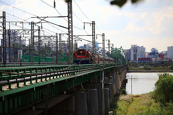 포토 JPG 주간 시설물 건축물 교통수단 교통 교통시설 자동차 대중교통 한국 풍경 빌딩 사람없음 야외 건물 강 도시풍경 기찻길 원근감 도시 전철 가교 철도의날 국내포토 자연요소 건축 아시아 육상교통 뷰포인트 시설 파일형식 법정기념일