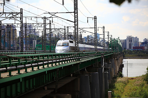 포토 JPG 주간 시설물 건축물 교통수단 교통 교통시설 자동차 대중교통 한국 풍경 빌딩 사람없음 야외 건물 강 도시풍경 기찻길 원근감 기차 도시 전철 가교 철도의날 국내포토 자연요소 건축 아시아 육상교통 뷰포인트 시설 파일형식 법정기념일
