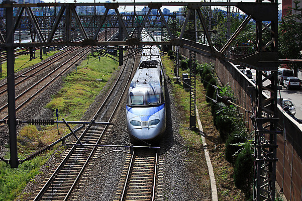 포토 JPG 주간 시설물 도로 길 육상교통 교통수단 교통 교통시설 자동차 대중교통 한국 풍경 사람없음 야외 기찻길 원근감 기차 전철 철도의날 국내포토 자연요소 건축물 아시아 뷰포인트 시설 파일형식 법정기념일