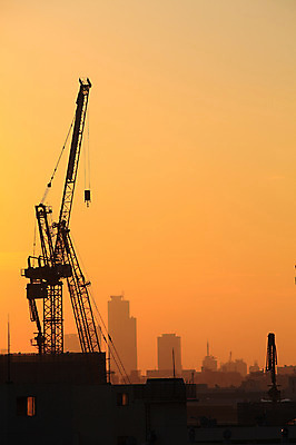 포토 JPG 건축 실루엣 자연현상 자연 한국 풍경 사람없음 야외 건물 도시풍경 노을 어둠 일몰 건설현장 도시 야간 저녁 기중기 타워크레인 국내포토 자연요소 건축물 아시아 건설업 촬영기법 중장비 생태계 파일형식