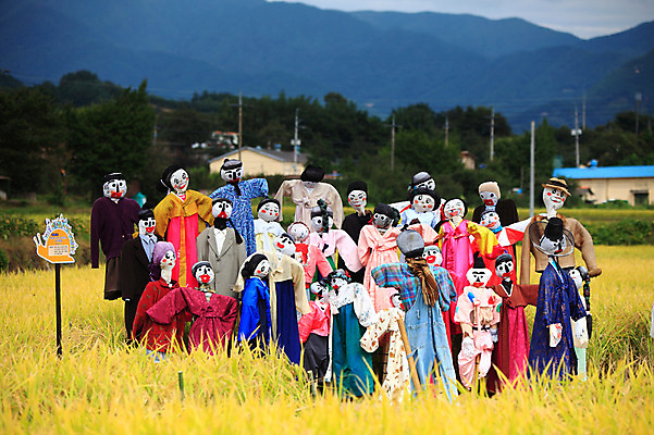포토 JPG 주간 사계절 계절 밭 자연 산 한국 논 풍경 초원 사람없음 야외 농경지 가을풍경 가을 농촌 시골 허수아비 국내포토 자연요소 아시아 농업 농장 생태계 파일형식 가을_계절