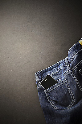 포토 JPG 정보기술 사람없음 스마트폰 핸드폰 청바지 주머니 뒷주머니 정보기기 국내포토 바지 기술 전자제품 스마트기기 기계 파일형식