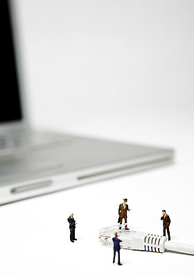 포토 JPG 인형 회의 정보기술 사람없음 노트북 미니어처 피규어 전선 케이블선 정보기기 국내포토 비즈니스 기술 전자제품 모형 기계 파일형식