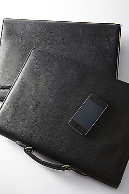 포토 JPG 잡화 서류가방 가방 정보기술 사람없음 스마트폰 핸드폰 컴퓨터용품 오브젝트 국내포토 기술 전자제품 스마트기기 파일형식