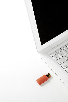 포토 JPG 정보기술 사람없음 노트북 주황색 키보드 USB usb메모리 정보기기 국내포토 컬러 기술 전자제품 기계 파일형식