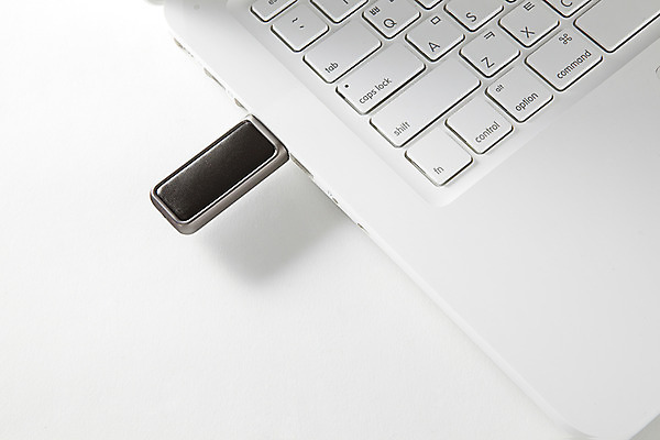 포토 JPG 정보기술 사람없음 노트북 검은색 키보드 USB usb메모리 정보기기 국내포토 컬러 기술 전자제품 기계 파일형식