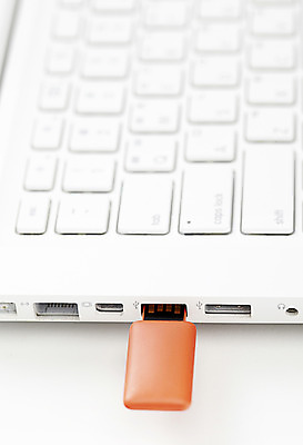 포토 JPG 정보기술 사람없음 노트북 주황색 키보드 USB usb메모리 정보기기 국내포토 컬러 기술 전자제품 기계 파일형식