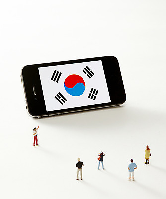 포토 JPG 응시 인형 정보기술 사람없음 스마트폰 핸드폰 모형 미니어처 피규어 국기 태극기 국내포토 시선 기술 전자제품 스마트기기 파일형식