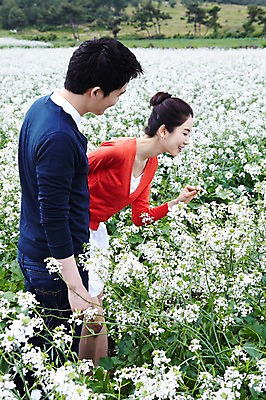 포토 JPG 주간 전신 식물 커플 응시 여자 남자 꽃 행복 한쌍 여행 꽃밭 데이트 자연 휴가 휴식 한국 사랑 서기 미소 웃음 사람 동양인 20대 성인 야외 두명 관광지 제주도 한국인 무꽃 청년만 성인만 국내포토 자연요소 시선 감정 아시아 컨셉 관계 모션 표정 인종 청년 생태계 파일형식