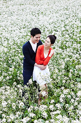 포토 JPG 주간 전신 식물 커플 응시 여자 남자 꽃 행복 한쌍 여행 꽃밭 데이트 안기 포옹 자연 휴가 휴식 한국 사랑 서기 미소 웃음 사람 동양인 20대 성인 야외 두명 관광지 제주도 한국인 무꽃 청년만 성인만 국내포토 자연요소 시선 감정 아시아 컨셉 관계 모션 표정 인종 청년 생태계 파일형식