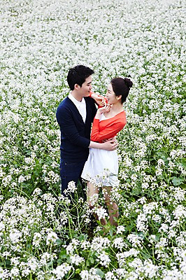 포토 JPG 주간 전신 식물 커플 응시 여자 남자 꽃 행복 한쌍 여행 꽃밭 데이트 안기 포옹 자연 휴가 휴식 한국 사랑 서기 미소 웃음 사람 동양인 20대 성인 야외 두명 관광지 제주도 마주보기 한국인 무꽃 청년만 성인만 국내포토 자연요소 시선 감정 아시아 컨셉 관계 모션 표정 인종 청년 생태계 파일형식