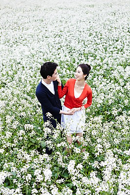 포토 JPG 주간 전신 식물 커플 응시 여자 남자 꽃 행복 한쌍 여행 꽃밭 데이트 자연 휴가 한국 사랑 서기 미소 웃음 사람 동양인 20대 성인 야외 두명 관광지 제주도 마주보기 손잡기 한국인 무꽃 청년만 성인만 국내포토 자연요소 시선 감정 아시아 관계 모션 표정 인종 청년 생태계 파일형식