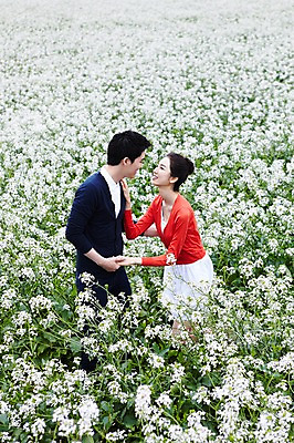 포토 JPG 주간 전신 식물 커플 응시 여자 남자 꽃 행복 한쌍 여행 꽃밭 데이트 자연 휴가 휴식 한국 사랑 서기 미소 웃음 사람 동양인 20대 성인 야외 두명 관광지 제주도 마주보기 손잡기 한국인 무꽃 청년만 성인만 국내포토 자연요소 시선 감정 아시아 컨셉 관계 모션 표정 인종 청년 생태계 파일형식