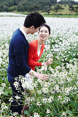 포토 JPG 주간 전신 식물 커플 응시 여자 남자 꽃 행복 한쌍 여행 꽃밭 데이트 자연 휴가 휴식 한국 사랑 서기 미소 웃음 사람 동양인 20대 성인 야외 두명 관광지 제주도 마주보기 한국인 무꽃 청년만 성인만 국내포토 자연요소 시선 감정 아시아 컨셉 관계 모션 표정 인종 청년 생태계 파일형식