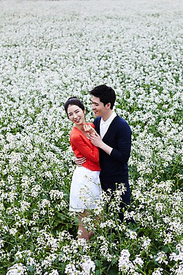 포토 JPG 주간 전신 식물 커플 응시 여자 남자 꽃 행복 한쌍 여행 꽃밭 데이트 안기 포옹 자연 휴가 휴식 한국 사랑 서기 미소 웃음 사람 동양인 20대 성인 야외 두명 관광지 제주도 한국인 무꽃 청년만 성인만 국내포토 자연요소 시선 감정 아시아 컨셉 관계 모션 표정 인종 청년 생태계 파일형식