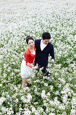 포토 JPG 주간 전신 식물 커플 여자 남자 꽃 행복 한쌍 여행 꽃밭 데이트 자연 휴가 휴식 한국 사랑 서기 미소 웃음 사람 동양인 20대 성인 야외 두명 관광지 제주도 한국인 무꽃 청년만 성인만 국내포토 자연요소 감정 아시아 컨셉 관계 모션 표정 인종 청년 생태계 파일형식